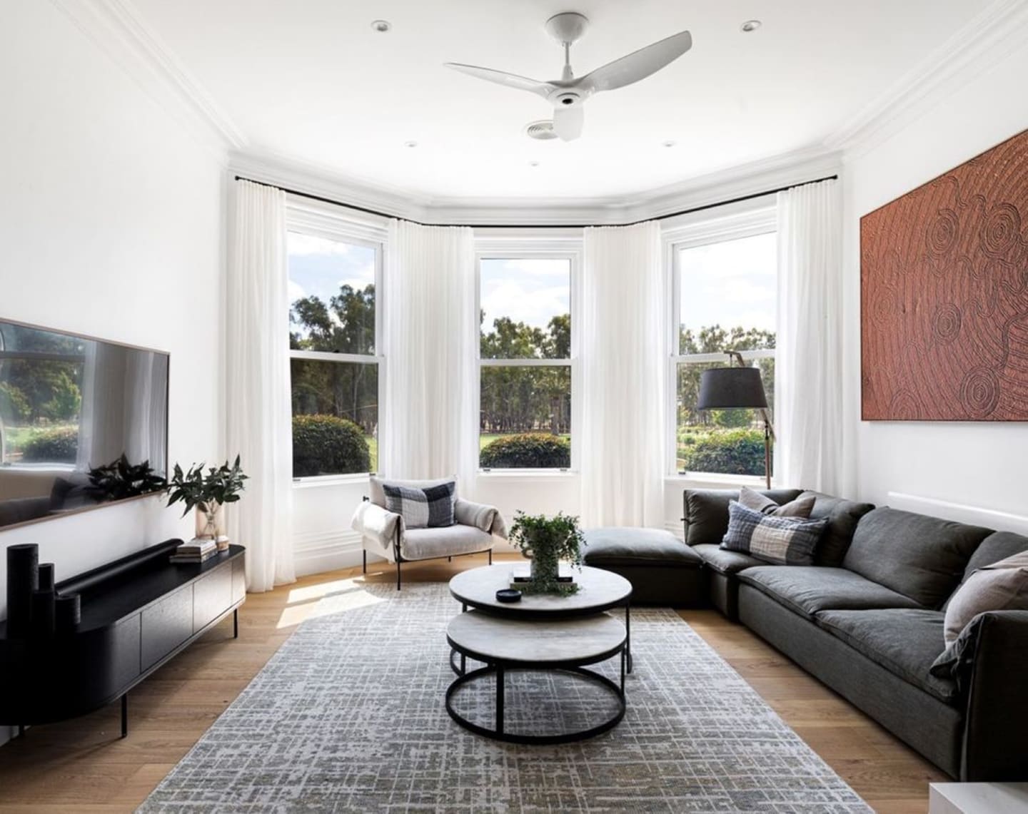 How to install curved curtains for bay windows