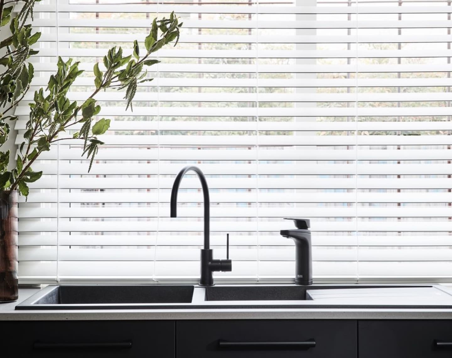 Easy to control light and privacy