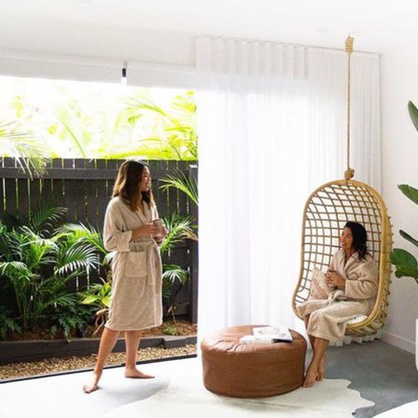 Outside a frameless window or doors - Face fit square set